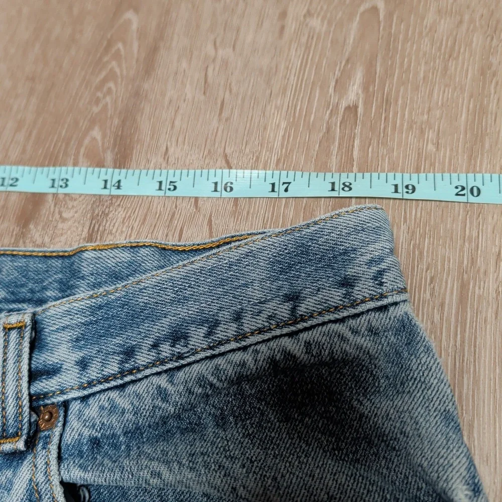 Vintage Levis 560 Comfort Fit Men 38x9 Denim Jean Shorts Light Wash Cutoff Jorts